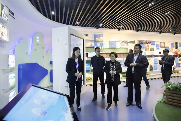 鄭州二七區(qū)委組織部常務副部長王波一行 蒞臨我公司考察指導黨建工作