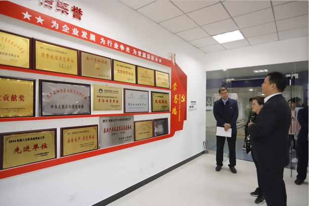 鄭州二七區(qū)委組織部常務副部長王波一行 蒞臨我公司考察指導黨建工作