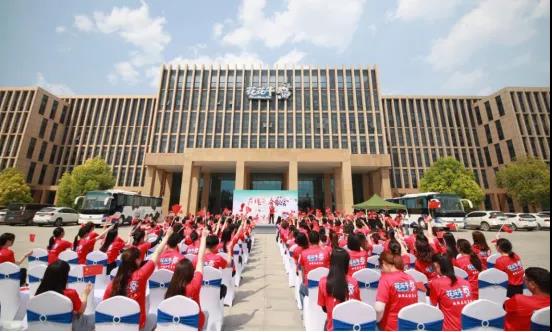 做白色的牛奶，創(chuàng)紅色的企業(yè)，花花牛乳業(yè)集團(tuán)青春歌會(huì)慶祝建黨100周年