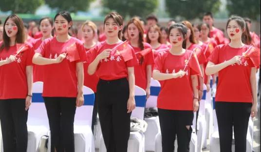 做白色的牛奶，創(chuàng)紅色的企業(yè)，花花牛乳業(yè)集團(tuán)青春歌會(huì)慶祝建黨100周年