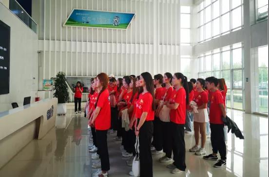 做白色的牛奶，創(chuàng)紅色的企業(yè)，花花牛乳業(yè)集團(tuán)青春歌會(huì)慶祝建黨100周年