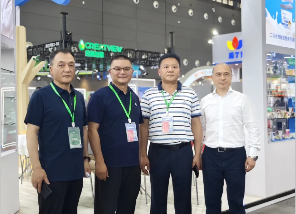 花花牛乳業(yè)集團(tuán)黨委書(shū)記、董事長(zhǎng)唐洪峰一行參加中國(guó)乳制品工業(yè)協(xié)會(huì)第三十次年會(huì)暨2024中國(guó)（國(guó)際）乳業(yè)技術(shù)博覽會(huì)