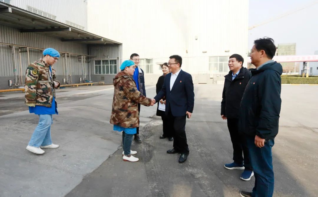 新春慰問(wèn)送關(guān)懷——集團(tuán)黨委書(shū)記、董事長(zhǎng)慰問(wèn)春節(jié)期間堅(jiān)守崗位的一線職工