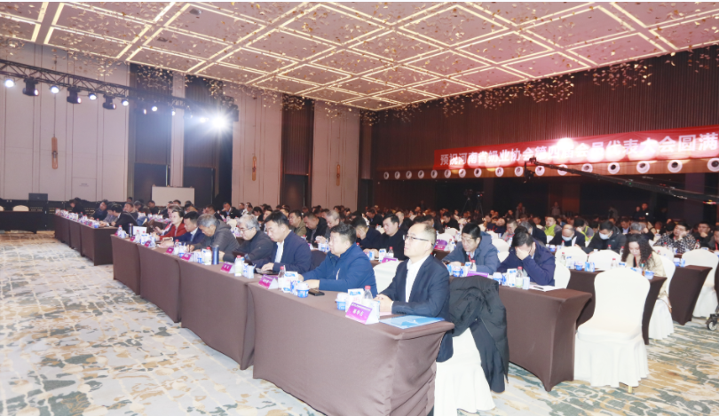 河南奶業(yè)發(fā)展啟航新征程——花花牛乳業(yè)集團黨委書記、董事長唐洪峰當選河南省奶業(yè)協(xié)會會長