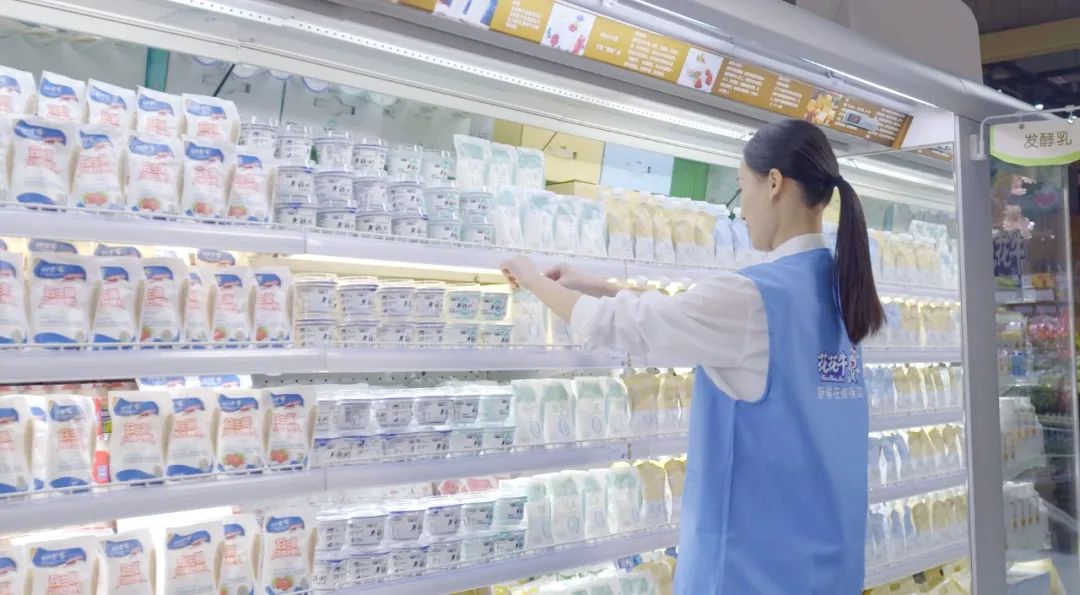 點(diǎn)贊！河南日報(bào)要聞02版——報(bào)道花花牛乳業(yè)集團(tuán)鄭州分公司乳制品生產(chǎn)場景，彰顯花花牛乳業(yè)集團(tuán)發(fā)展新活力