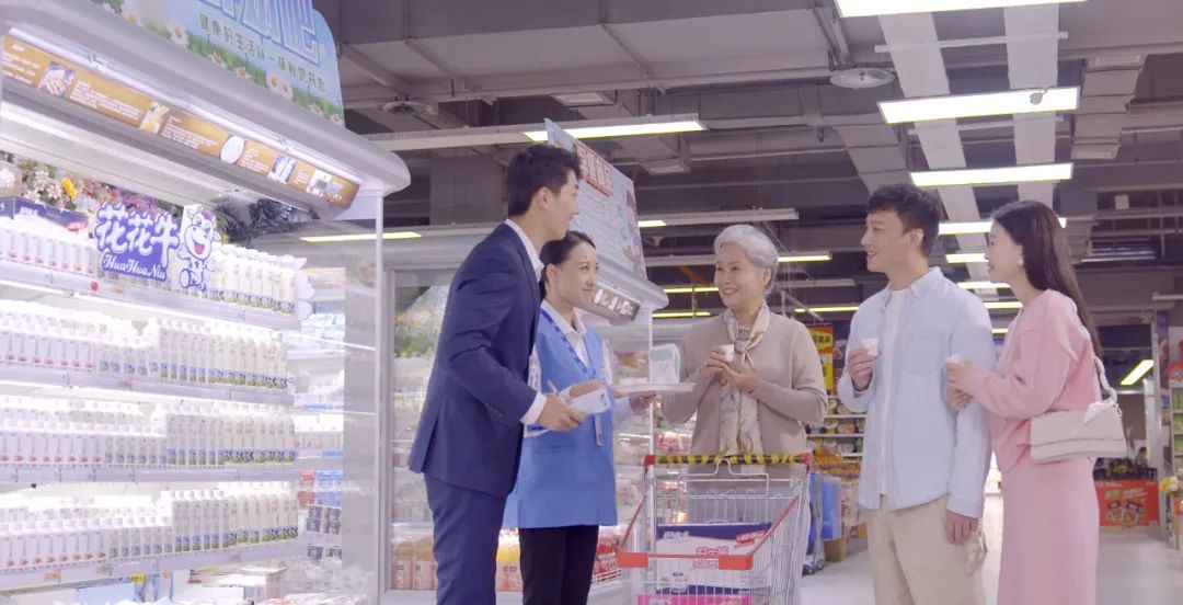 點(diǎn)贊！河南日報(bào)要聞02版——報(bào)道花花牛乳業(yè)集團(tuán)鄭州分公司乳制品生產(chǎn)場景，彰顯花花牛乳業(yè)集團(tuán)發(fā)展新活力