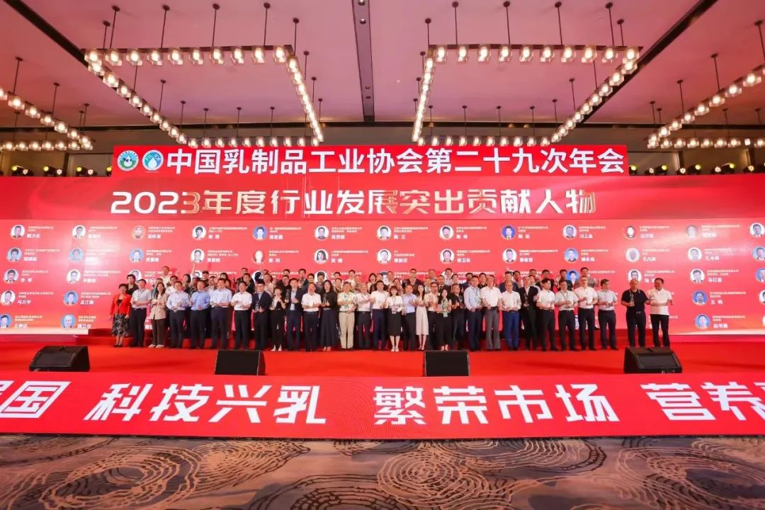 參觀拓思路 交流促發(fā)展 | 集團領(lǐng)導參加中乳協(xié)第二十九次年會暨中國(國際)乳業(yè)技術(shù)博覽會并到江西陽光乳業(yè)參觀座談 參觀拓思路 交流促發(fā)展 | 集團領(lǐng)導參加中乳協(xié)第二十九次年會暨中國(國際)乳業(yè)技術(shù)博覽會并到江西陽光乳業(yè)參觀座談