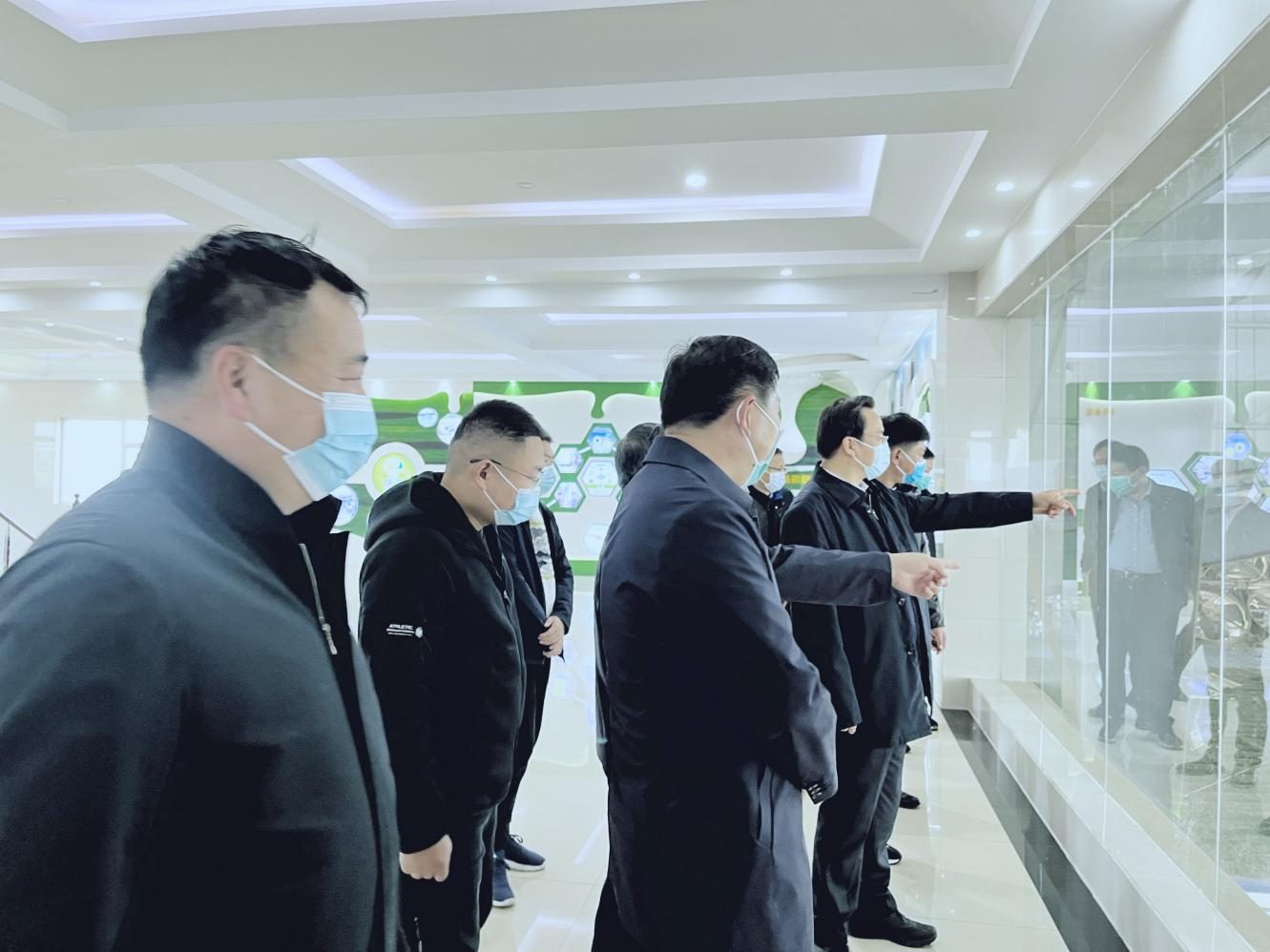 河南省人大常委會(huì)黨組書記、副主任孔昌生蒞臨花花牛魯山瑞亞牧場(chǎng)參觀調(diào)研