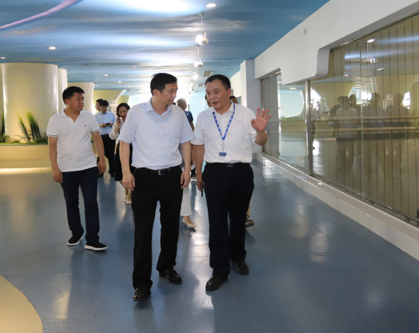 快訊|鄭州市二七區(qū)委副書(shū)記、區(qū)長(zhǎng)虎榮鑫蒞臨河南花花牛乳業(yè)集團(tuán)調(diào)研