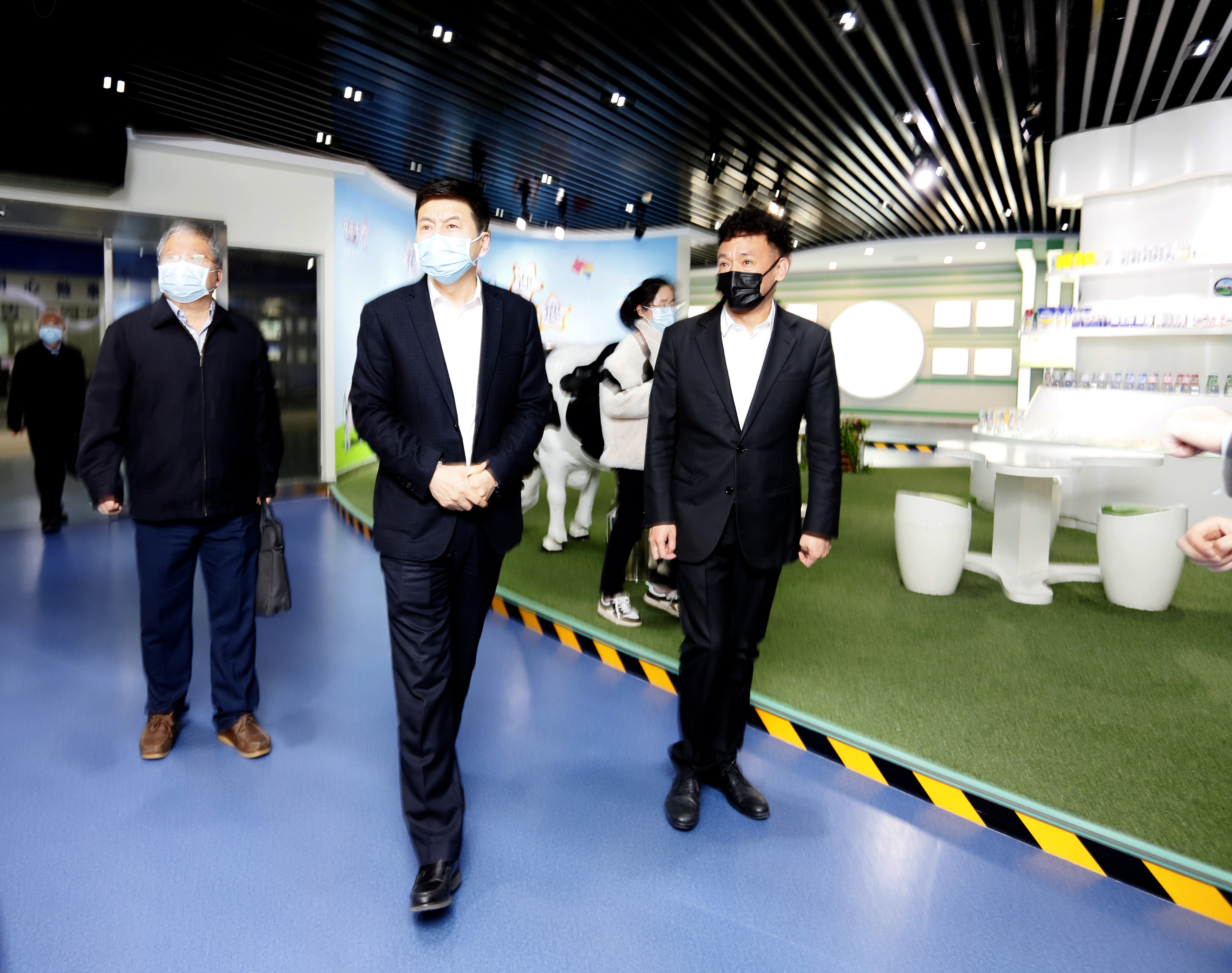 河南省委常委、副省長(zhǎng)費(fèi)東斌蒞臨 花花牛乳業(yè)集團(tuán)調(diào)研