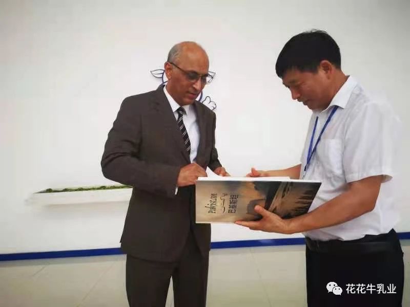 巴基斯坦駐華大使莫因·哈克 蒞臨花花牛乳業(yè)集團參觀訪問 巴基斯坦駐華大使莫因·哈克 蒞臨花花牛乳業(yè)集團參觀訪問