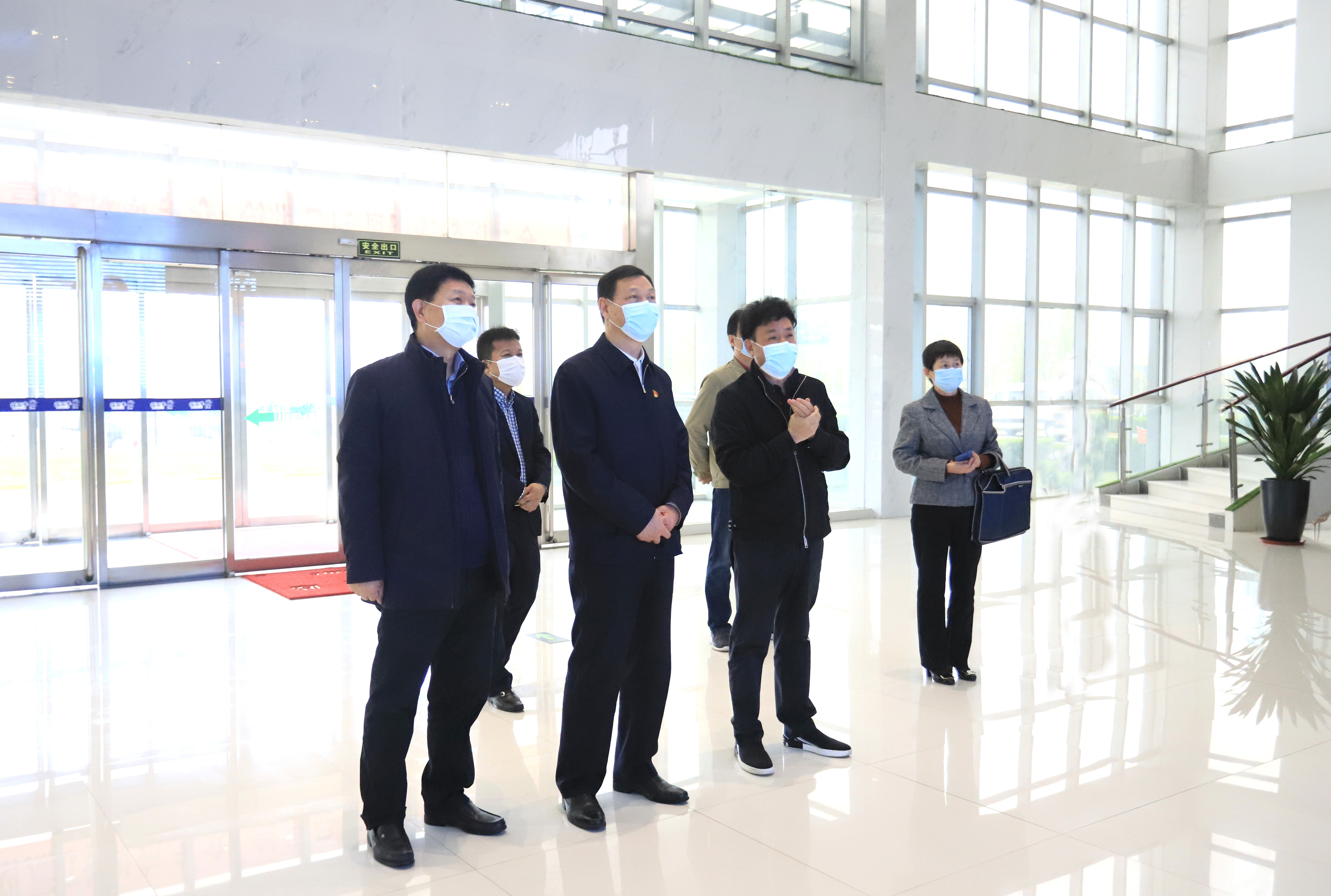 河南省委農(nóng)辦主任、農(nóng)業(yè)農(nóng)村廳廳長申延平一行調(diào)研河南花花牛乳業(yè)集團(tuán)