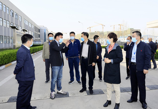 鄭州市人大副主任孫黎、市政府副市長(zhǎng)李喜安一行 蒞臨花花牛開展“三送一強(qiáng)”活動(dòng)