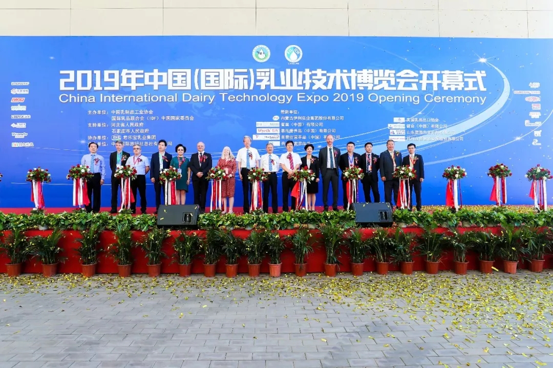 中國(guó)乳制品工業(yè)協(xié)會(huì)第二十五次年會(huì)召開！花花?？偛枚T峰獲“振興乳業(yè)領(lǐng)軍人”榮譽(yù)稱號(hào)