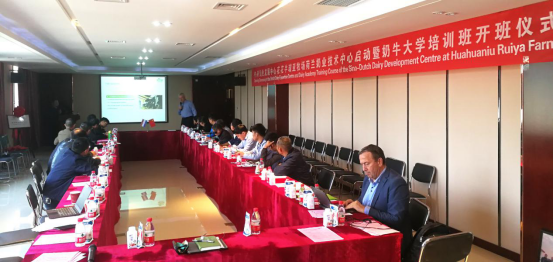 中原地區(qū)首個“荷蘭奶業(yè)技術中心”落戶花花牛 ——中荷奶業(yè)發(fā)展中心和河南花花牛攜手助力中國奶業(yè)發(fā)展 中原地區(qū)首個“荷蘭奶業(yè)技術中心”落戶花花牛 ——中荷奶業(yè)發(fā)展中心和河南花花牛攜手助力中國奶業(yè)發(fā)展