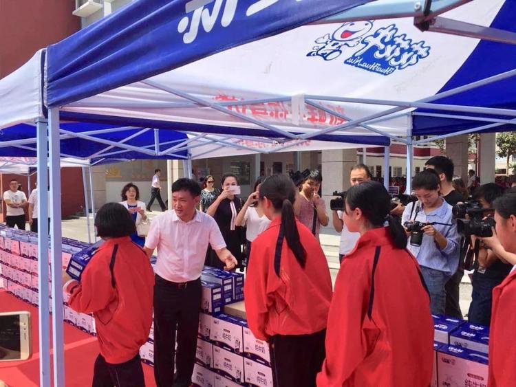 “健康中原，牛奶伴您行——花花牛乳業(yè)集團2018中國小康牛奶行動” 公益助學啟動儀式隆重舉行
