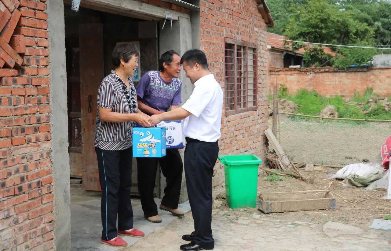 花花牛乳業(yè)集團走訪慰問貧困戶 結對幫扶暖人心 花花牛乳業(yè)集團走訪慰問貧困戶 結對幫扶暖人心