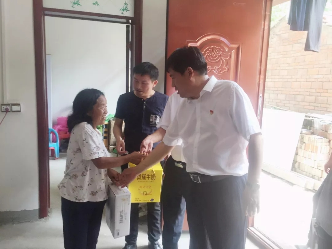 花花牛乳業(yè)集團走訪慰問貧困戶 結對幫扶暖人心 花花牛乳業(yè)集團走訪慰問貧困戶 結對幫扶暖人心