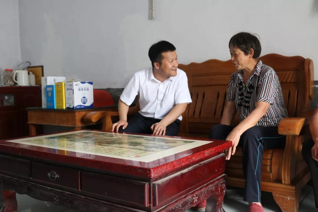 花花牛乳業(yè)集團走訪慰問貧困戶 結對幫扶暖人心 花花牛乳業(yè)集團走訪慰問貧困戶 結對幫扶暖人心