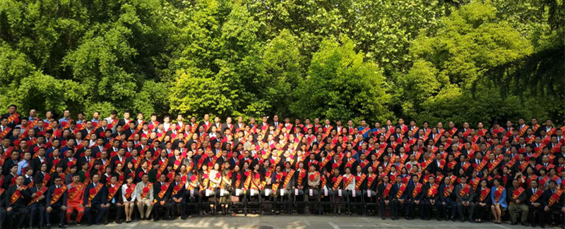 河南花花牛乳業(yè)集團(tuán)股份有限公司阮曉琦、王曉龍榮獲“鄭州市勞動(dòng)模范”榮譽(yù)稱號(hào)