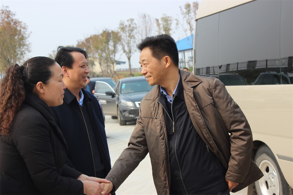 河南省財政廳副廳長龐學孟一行蒞臨花花牛集團養(yǎng)殖事業(yè)部魯山瑞亞牧業(yè)有限公司調(diào)研 河南省財政廳副廳長龐學孟一行蒞臨花花牛集團養(yǎng)殖事業(yè)部魯山瑞亞牧業(yè)有限公司調(diào)研