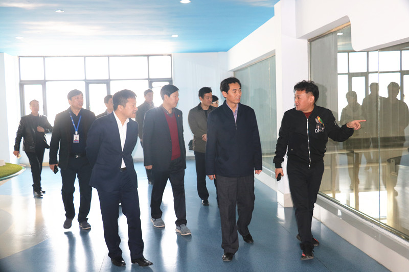 封丘縣縣長(zhǎng)王獻(xiàn)臣一行蒞臨 花花牛集團(tuán)養(yǎng)殖、乳品事業(yè)部參觀調(diào)研