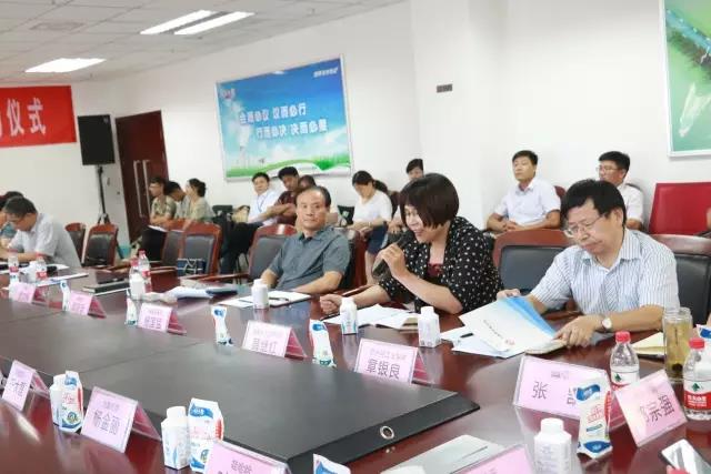 河南省食品安全座談會(huì)暨百場(chǎng)食安講座進(jìn)校園啟動(dòng)儀式在花花牛舉行 河南省食品安全座談會(huì)暨百場(chǎng)食安講座進(jìn)校園啟動(dòng)儀式在花花牛舉行