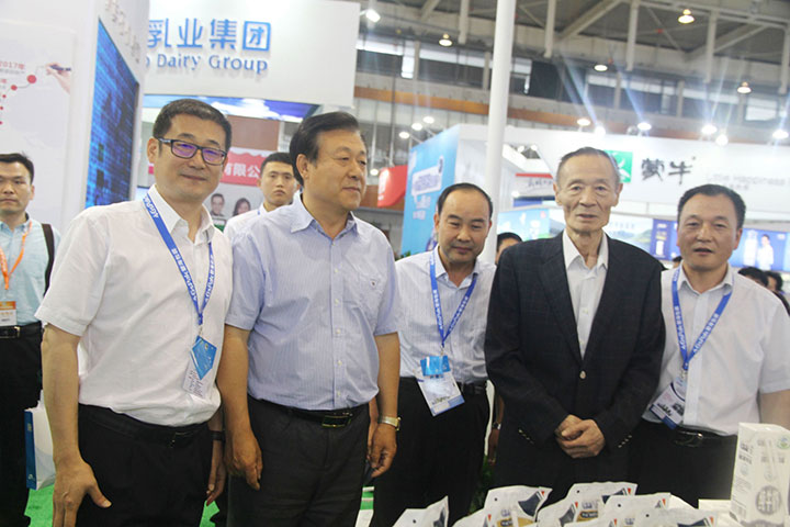 花花牛亮相第八屆中國奶業(yè)大會，又獲農(nóng)業(yè)部長一聲贊！