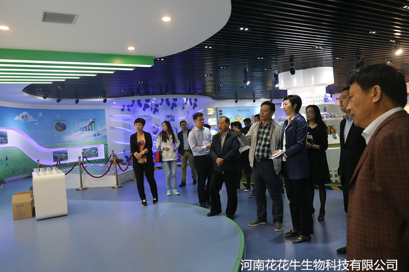 鄭州市二七區(qū)區(qū)委、統(tǒng)戰(zhàn)部部長王玉紅蒞臨花花牛生物科技有限公司參觀指導
