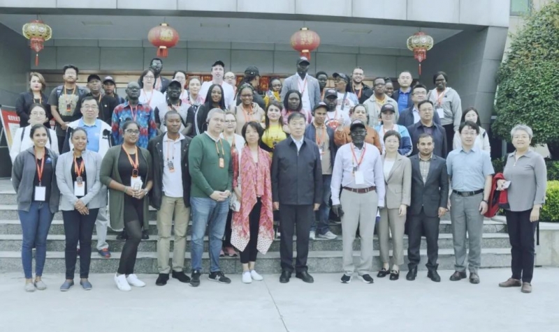 北京大學(xué)南南合作與發(fā)展學(xué)院教授、全球伙伴關(guān)系主任周詠梅一行蒞臨花花牛平輿瑞亞牧業(yè)參觀調(diào)研