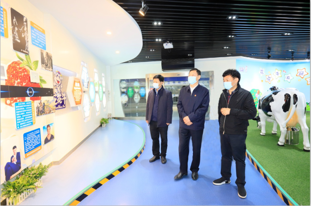河南省委農(nóng)辦主任、農(nóng)業(yè)農(nóng)村廳廳長(zhǎng)申延平一行調(diào)研河南花花牛乳業(yè)集團(tuán)