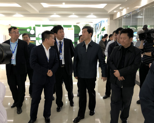 河南省委副書(shū)記、省長(zhǎng)陳潤(rùn)兒一行蒞臨 花花牛集團(tuán)魯山瑞亞牧業(yè)有限公司視察調(diào)研