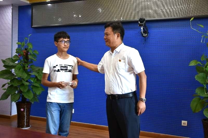 花花牛濟(jì)困解難，助力學(xué)子圓夢香江