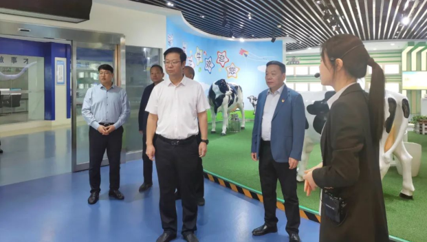 鄭州市人民檢察院黨組書(shū)記、代檢察長(zhǎng)張道偉一行蒞臨河南花花牛乳業(yè)集團(tuán)參觀調(diào)研
